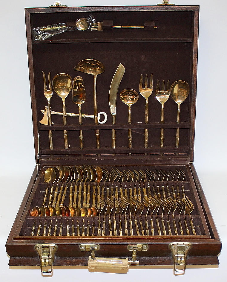 BESTICK I ETUI, 147 delar, brons.