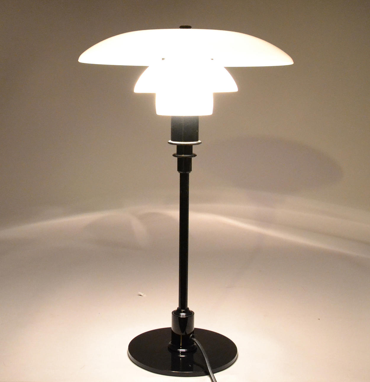 POUL HENNINGSEN. BORDSLAMPA, PH 3/2.