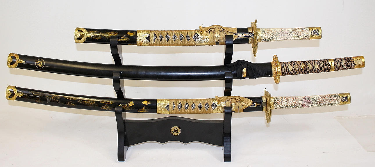 SAMURAJSVÄRD, 3 st i ställ, Japan.