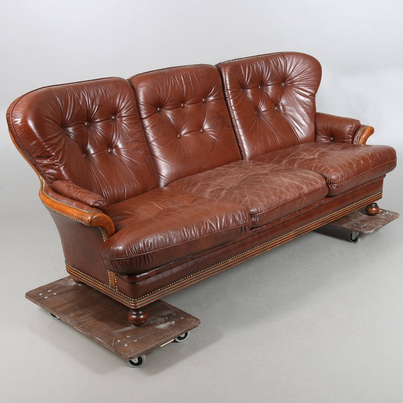 SOFFA, skinn, "Engelsk stil", 1900-talets sista kvartal.