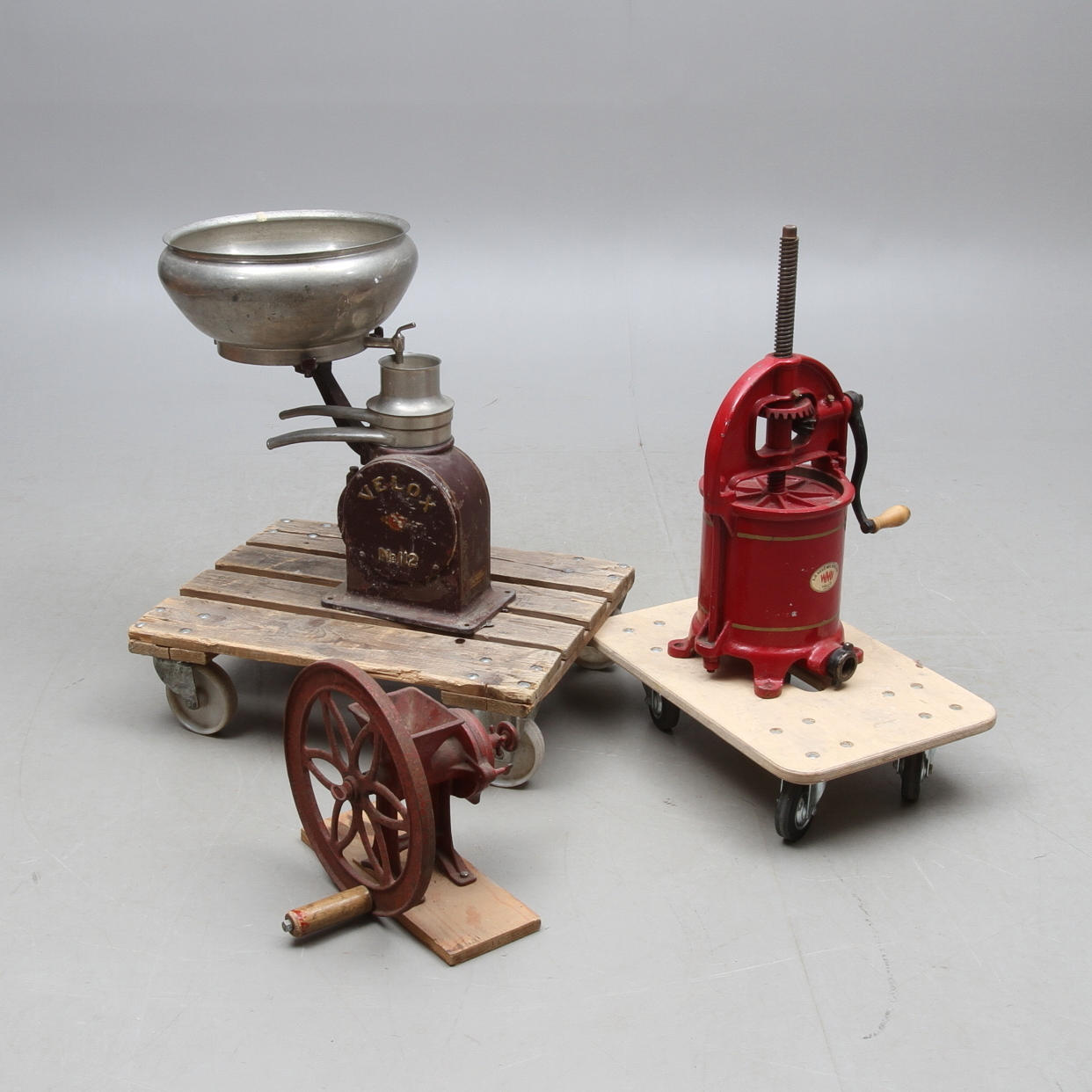 DIVERSE LIVSMEDELSREDSKAP, 3 delar, bla kaffekvarn.