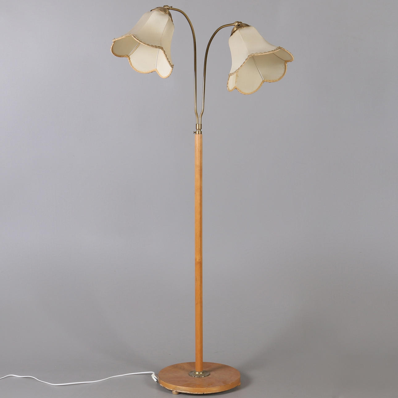 GOLVLAMPA, björk och mässing, 1900-talets mitt.