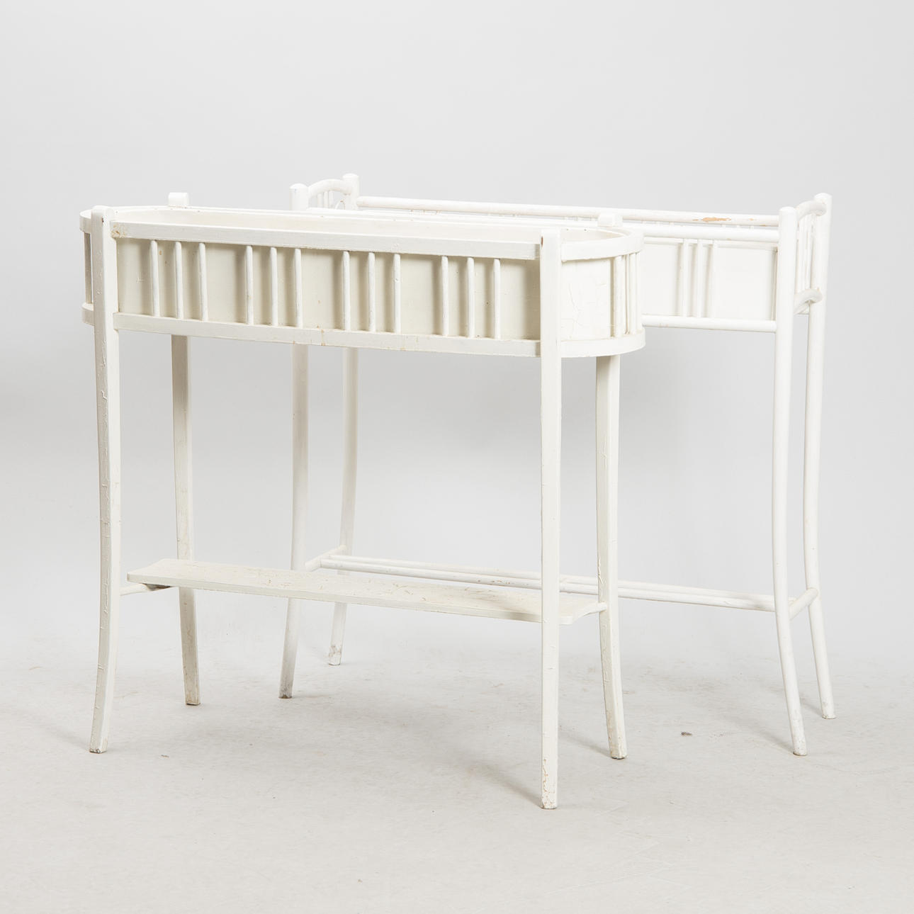 BLOMSTERBORD, 2 stycken, vitmålade, trä/metall.