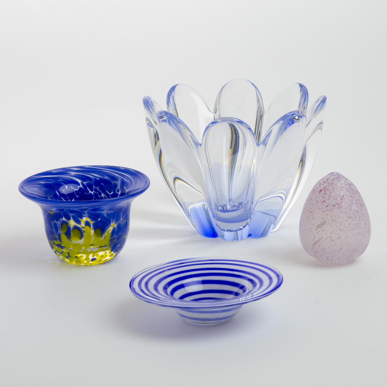 SKÅLAR SAMT ÄGG, 4 delar konstglas, bl.a. Ulrica Hydman-Vallien.