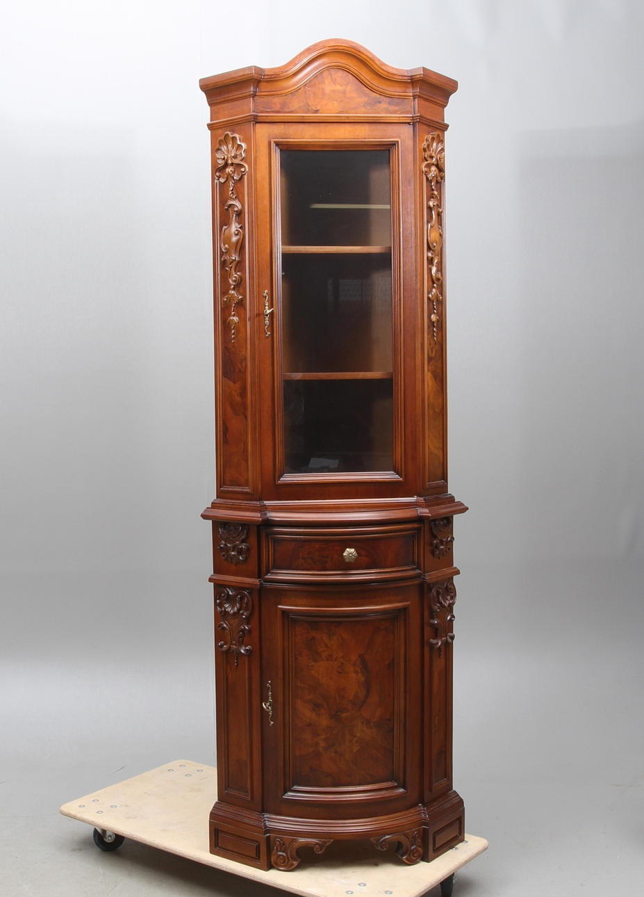 HÖRNSKÅP, med vitrinöverdel, 1900-talets senare hälft.