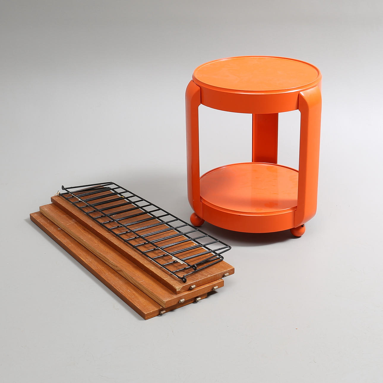 RULLBORD, plast, design Nils J Tvengsberg, Norplasta, Norge, samt STRINGHYLLA, 1900- talets andra hälft.