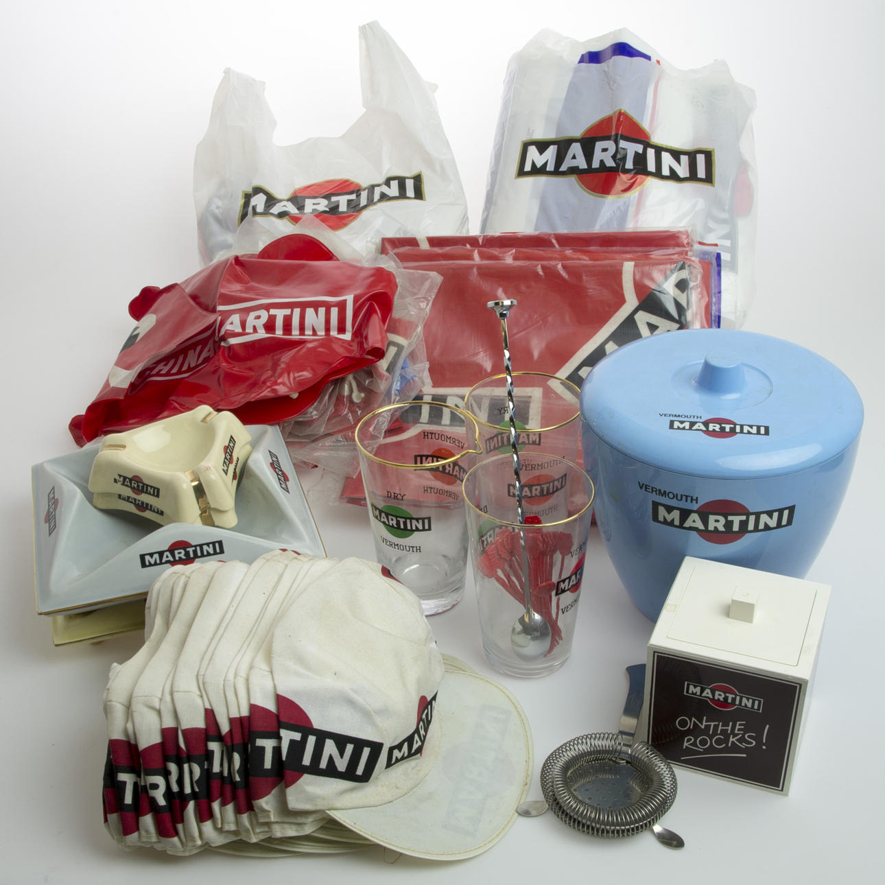 KASSAR, ASKFAT, DRINKTILLBEHÖR M.M., Martini kuriosa.