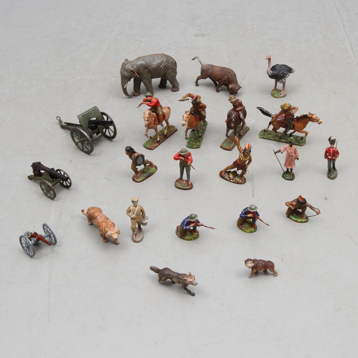 ELASTOLIN mest westernfigurer, djur . diverse kanoner.