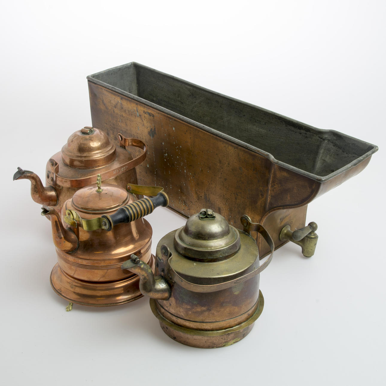 KITTLAR SAMT VÄTSKEBEHÅLLARE, koppar.