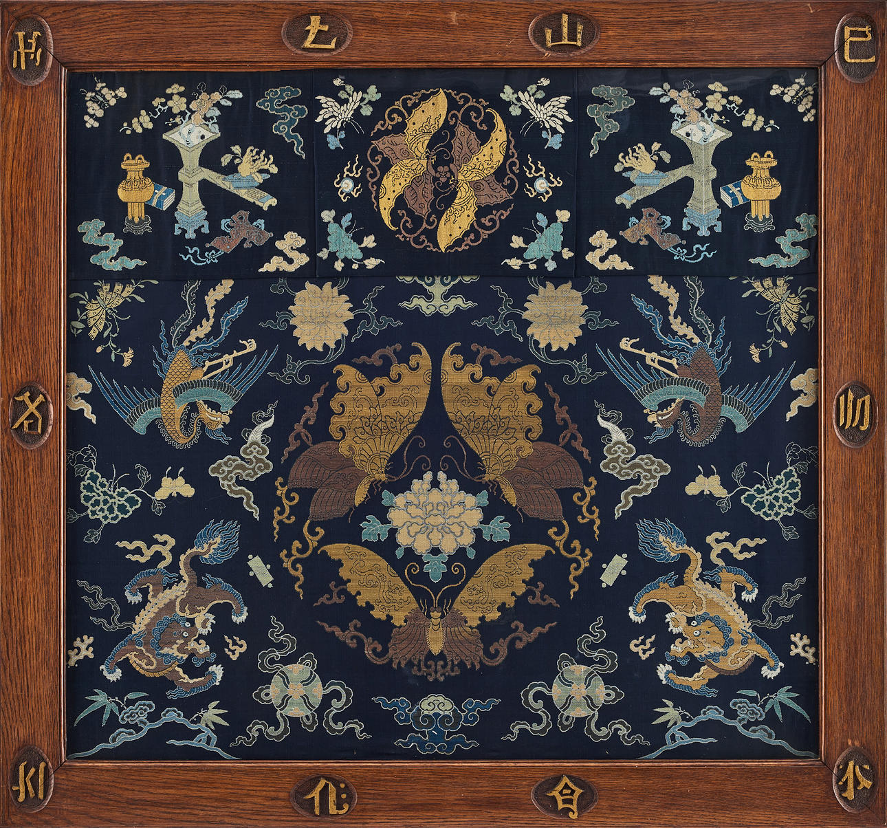A Chinese Woven Silk Textile. Asiatica - Textiles - Auctionet