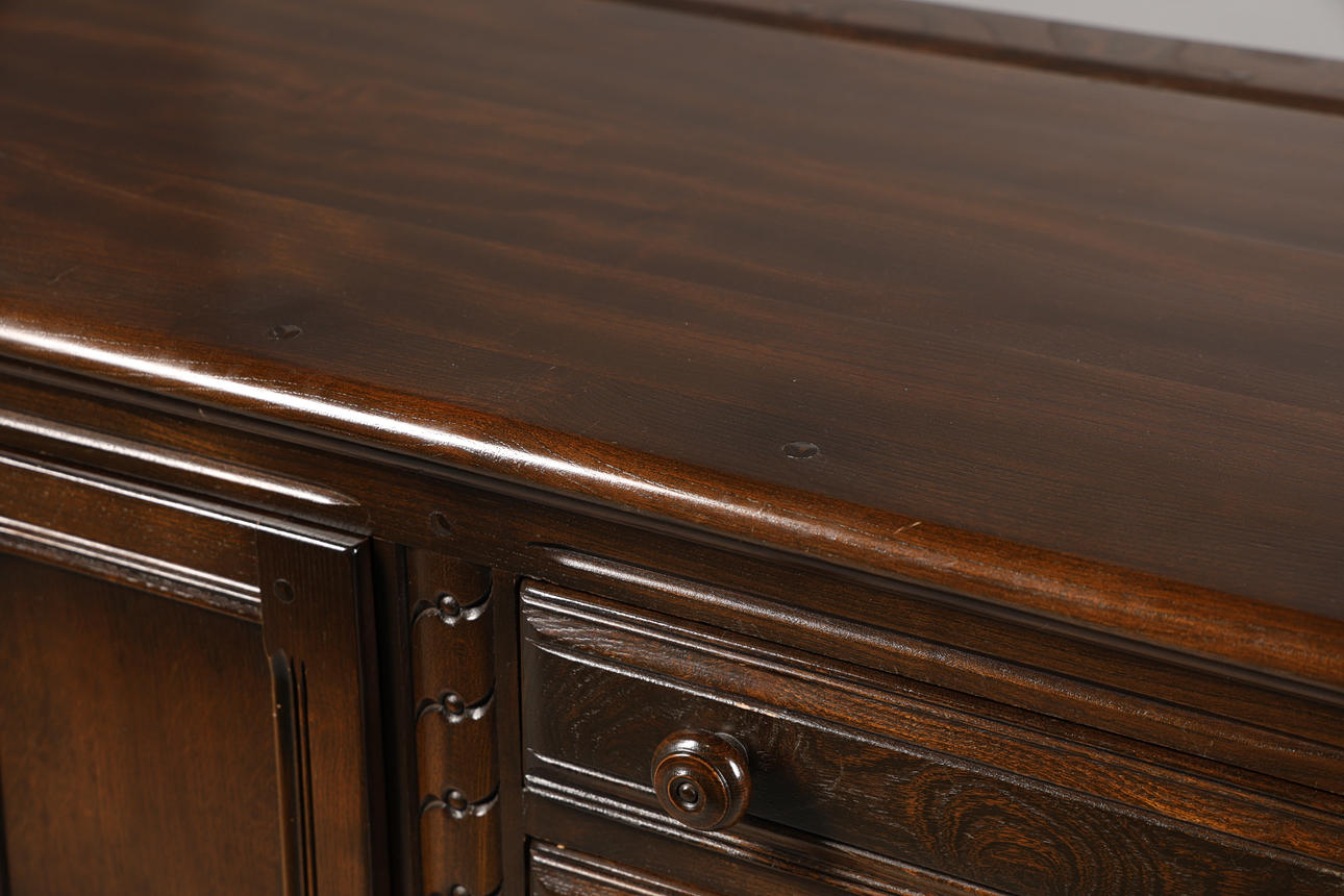 ERCOL. A LARGE 'OLD COLONIAL' SIDEBOARD. Furniture - Cupboards
