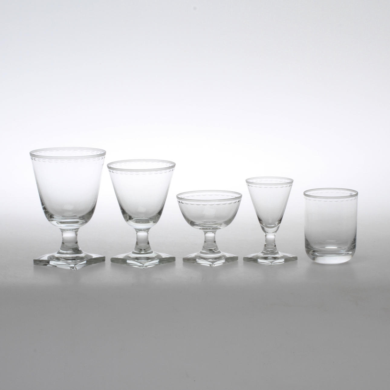 GLASSERVISDELAR, 38 delar, glas, "Ekeberga pärlbård", Elis Bergh, Kosta.