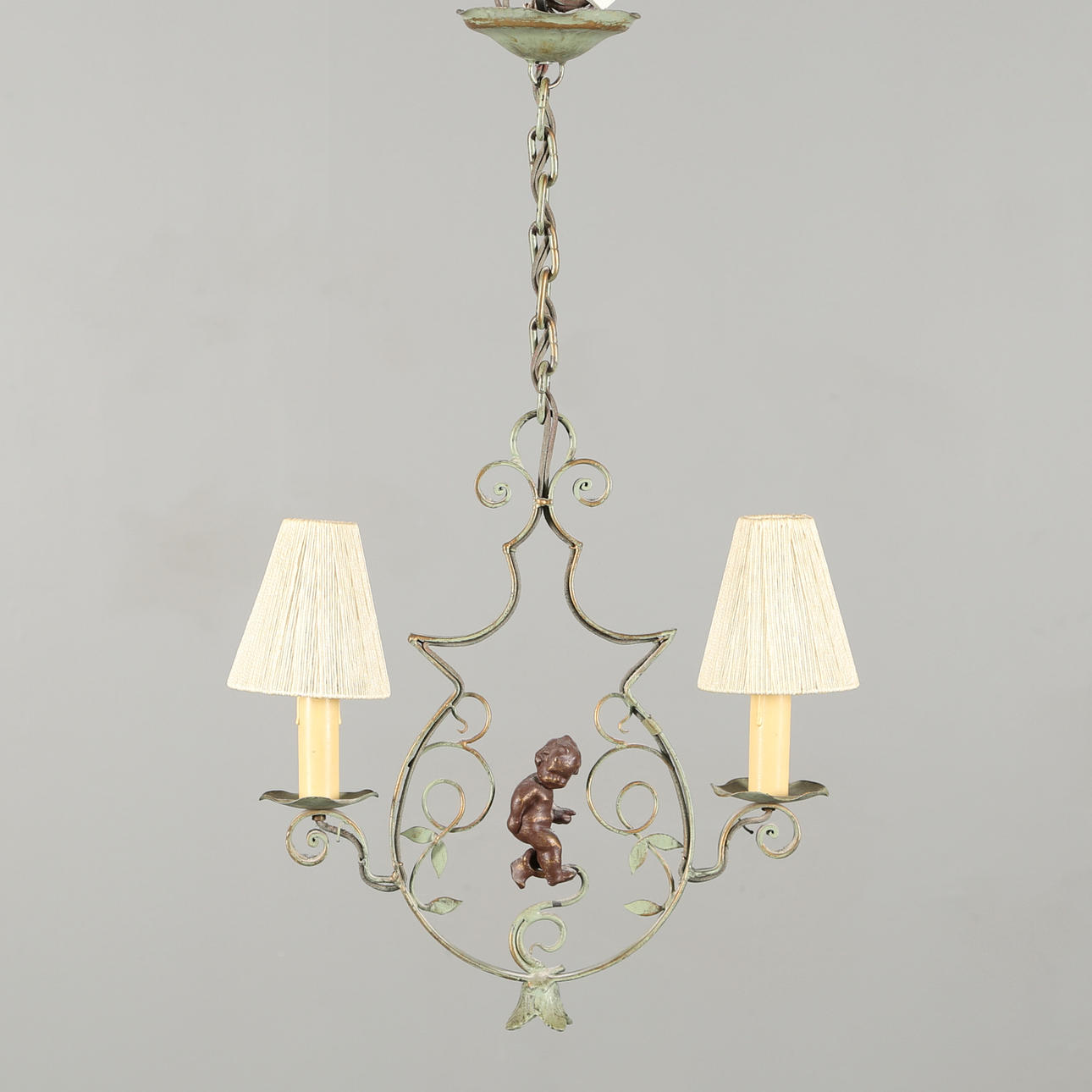 TAKLAMPA, grönpatinerad metall, dekor av putto, 1930-tal.