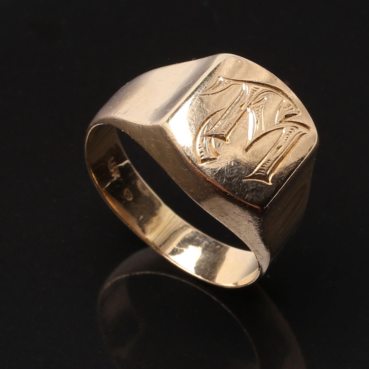 KLACKRING i 18K gult guld, monogram TM, svenska importstämplar.
