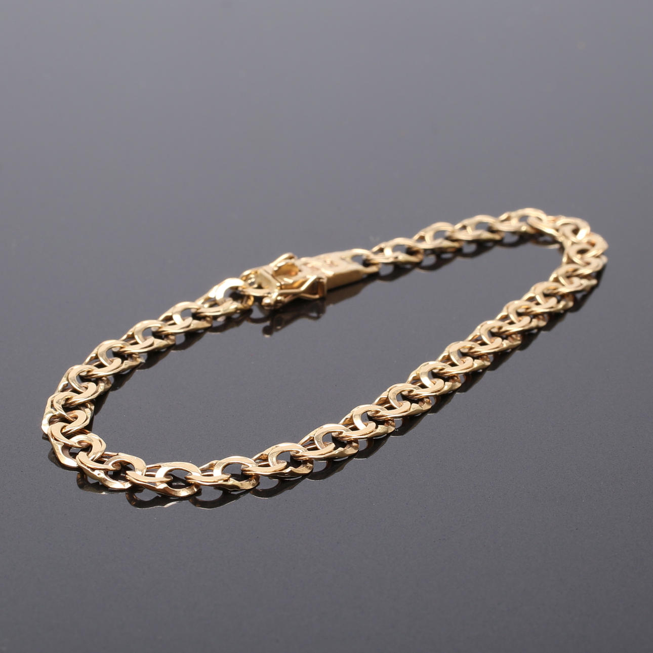 ARMLÄNK bismarck i 18K gult guld, Guldvaruaktiebolaget G. Dahlgren & Co Ab, Malmö, 1954.