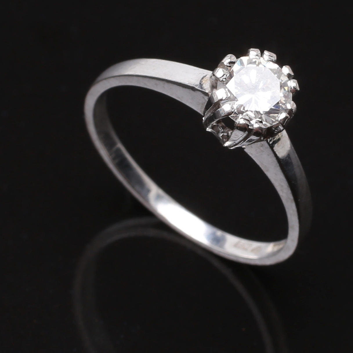 ENSTENSRING i 18K vitguld med briljantslipad diamant om 0,58 carat, Örns Juvelatelje, Göteborg, 1963.