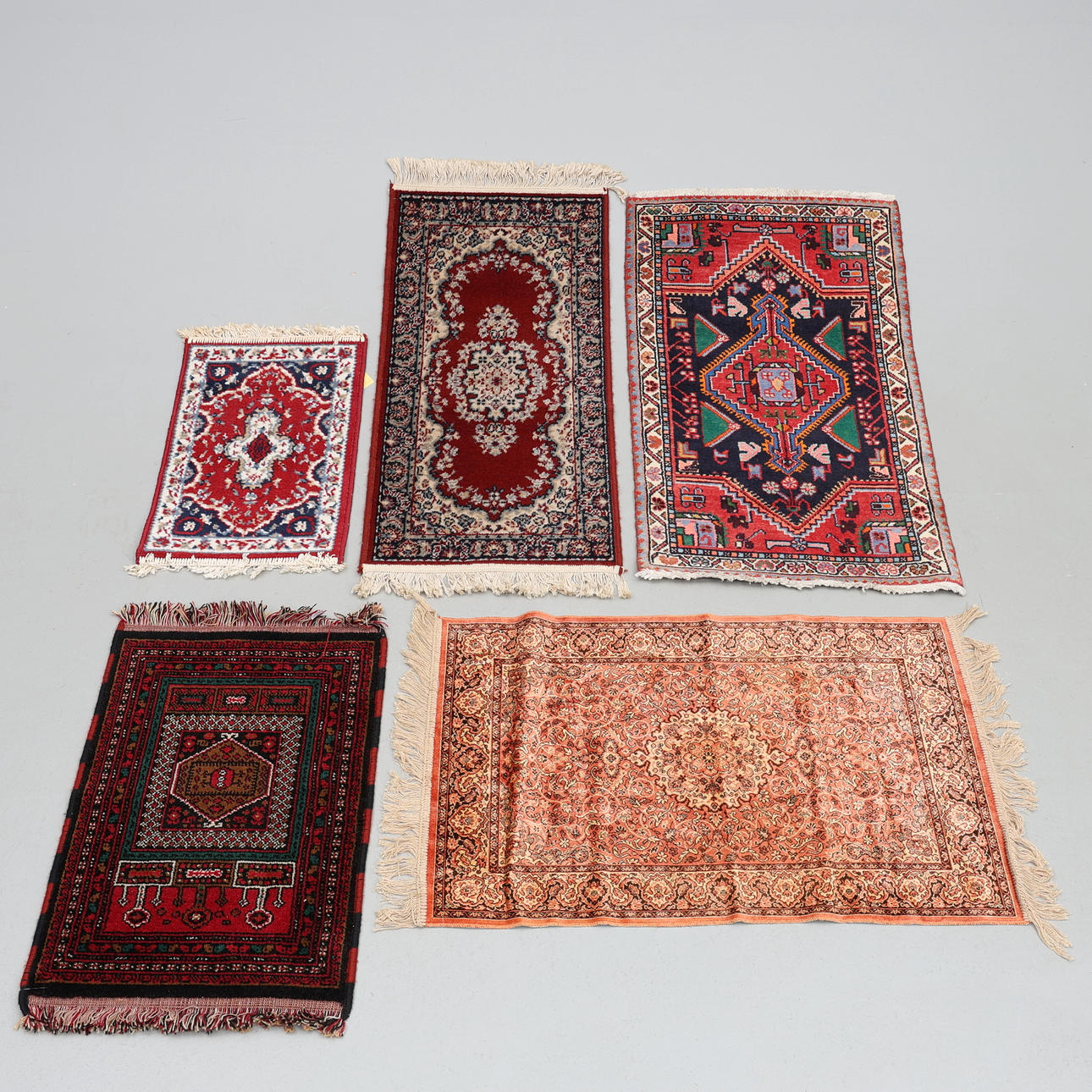 ORIENTAL RUGS, SMALL. 5 pcs, mixed hand-knotted and machine-made ...