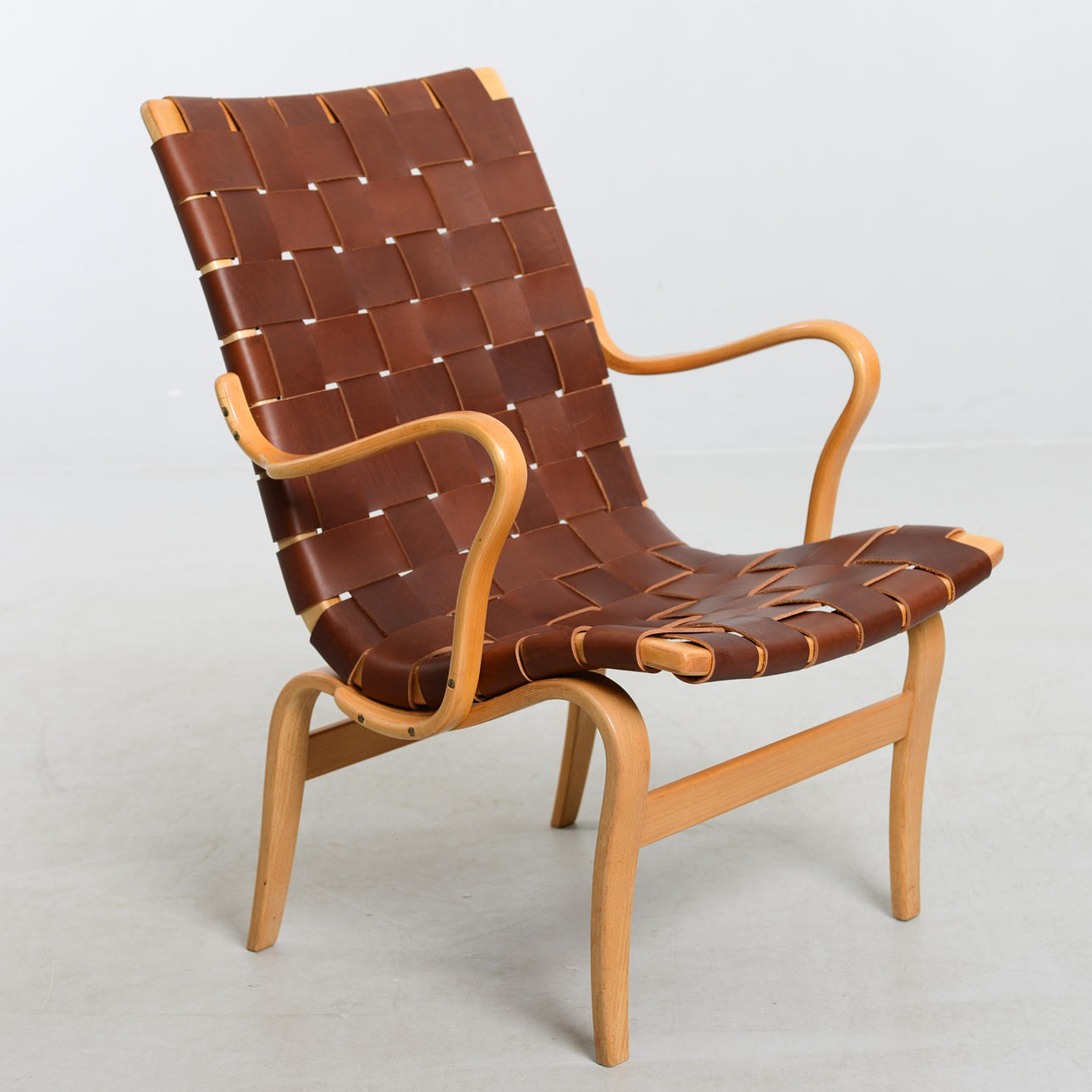 BRUNO MATHSSON. „Eva“, lænestol af Karl Mathsson, Värnamo, 1973. Møbler ...