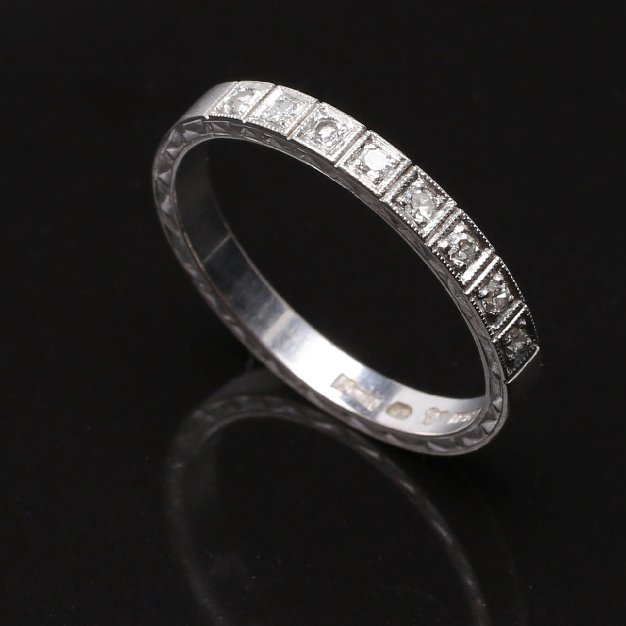 HALVALLIANSRING i 18K vitguld besatt med åtta diamanter om totalt 0,14 carat, Örns Juvelatelje, Göteborg, 1958.