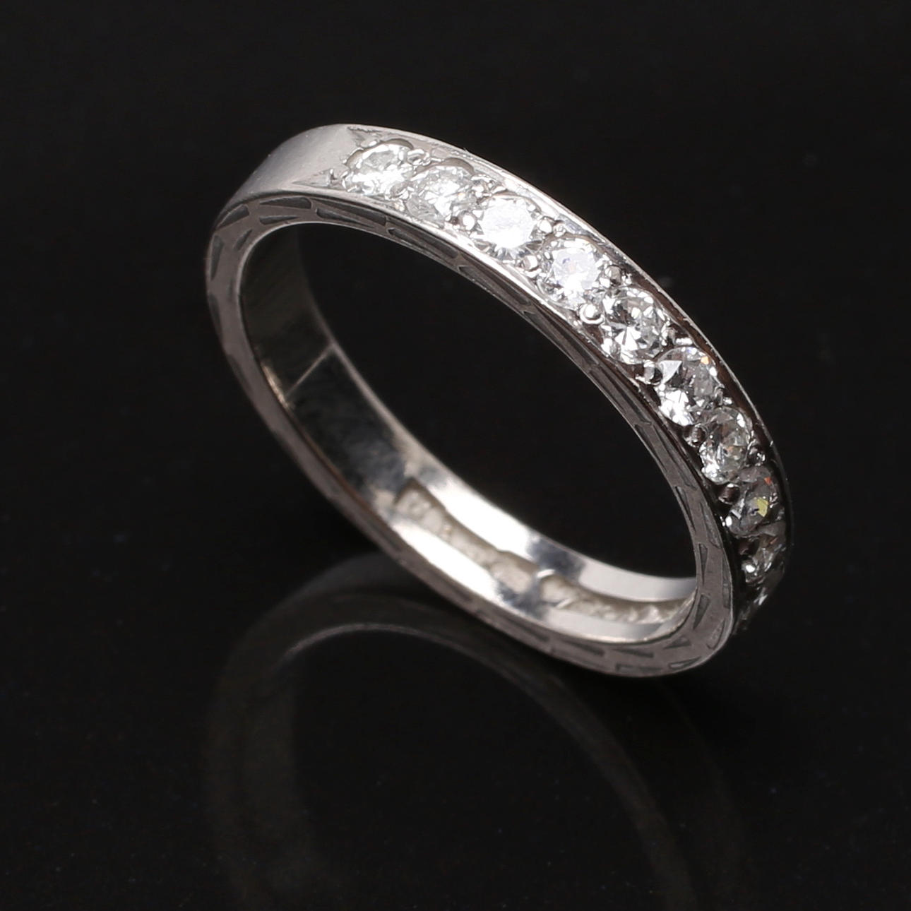 HALVALLIANSRING i 18K vitguld besatt med tio diamanter om totalt 0,38 carat, Örns Juvelatelje, Göteborg.