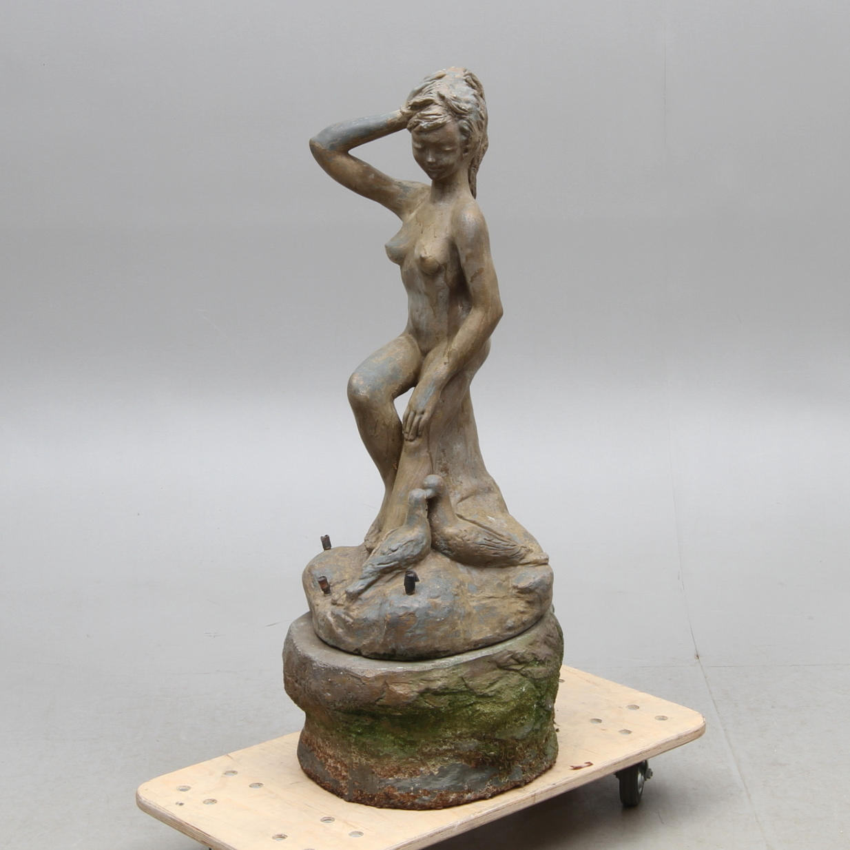 TRÄDGÅRDSFONTÄN, betong, kvinna och fåglar, Gino Manca, 1900-tal.