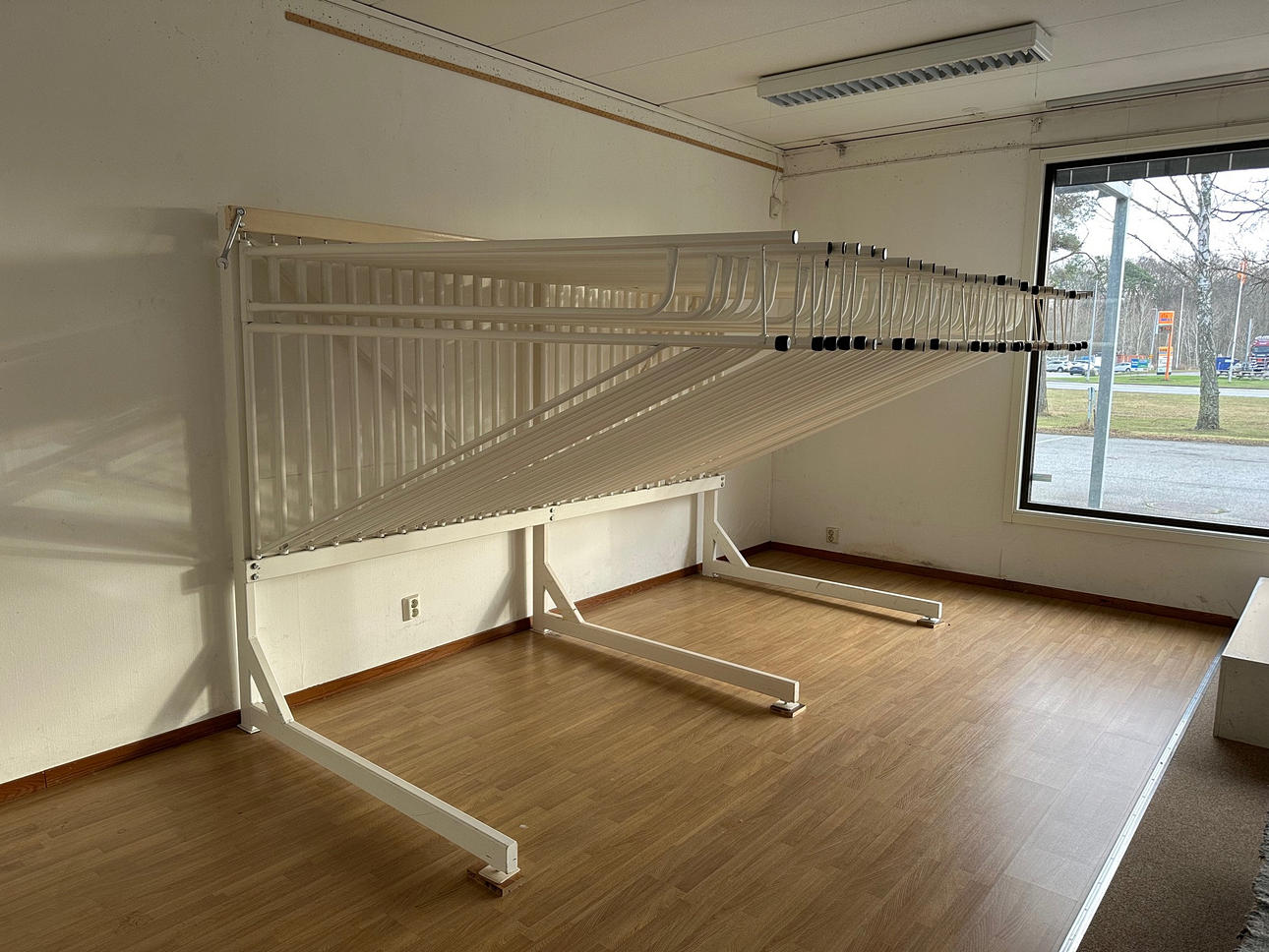 MATTSTÄLLNING, vitlackerad metall, 1900-tal.