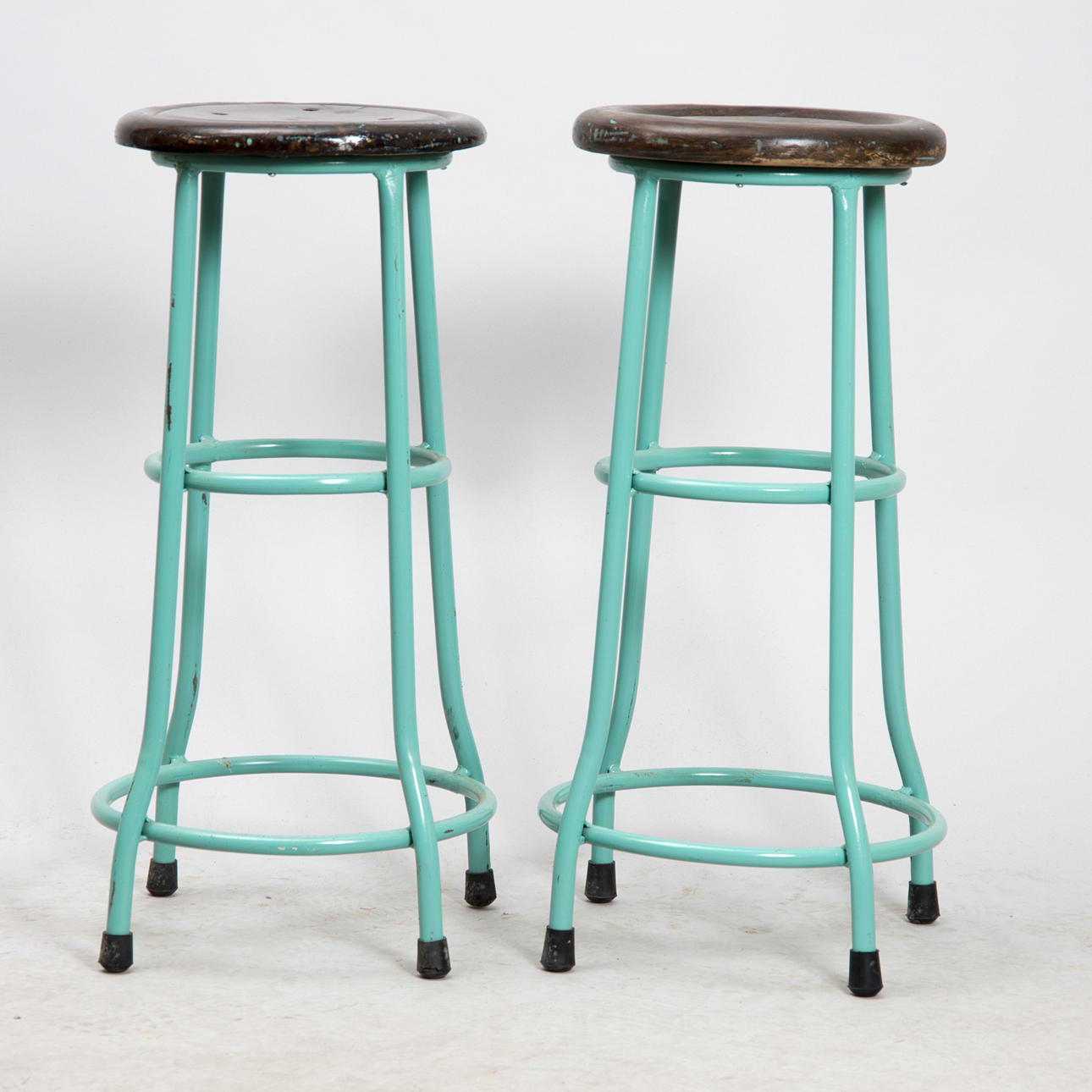 BARPALLAR, 2 stycken, grönmålad metall med träsits, industridesign.