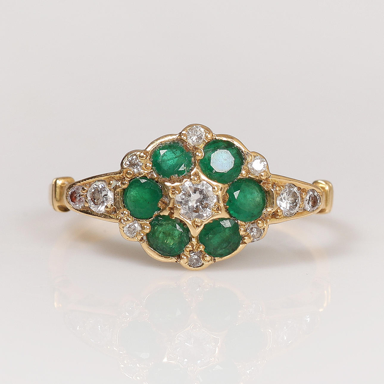 RING, GUL METALL, DIAMANT & SMARAGD.