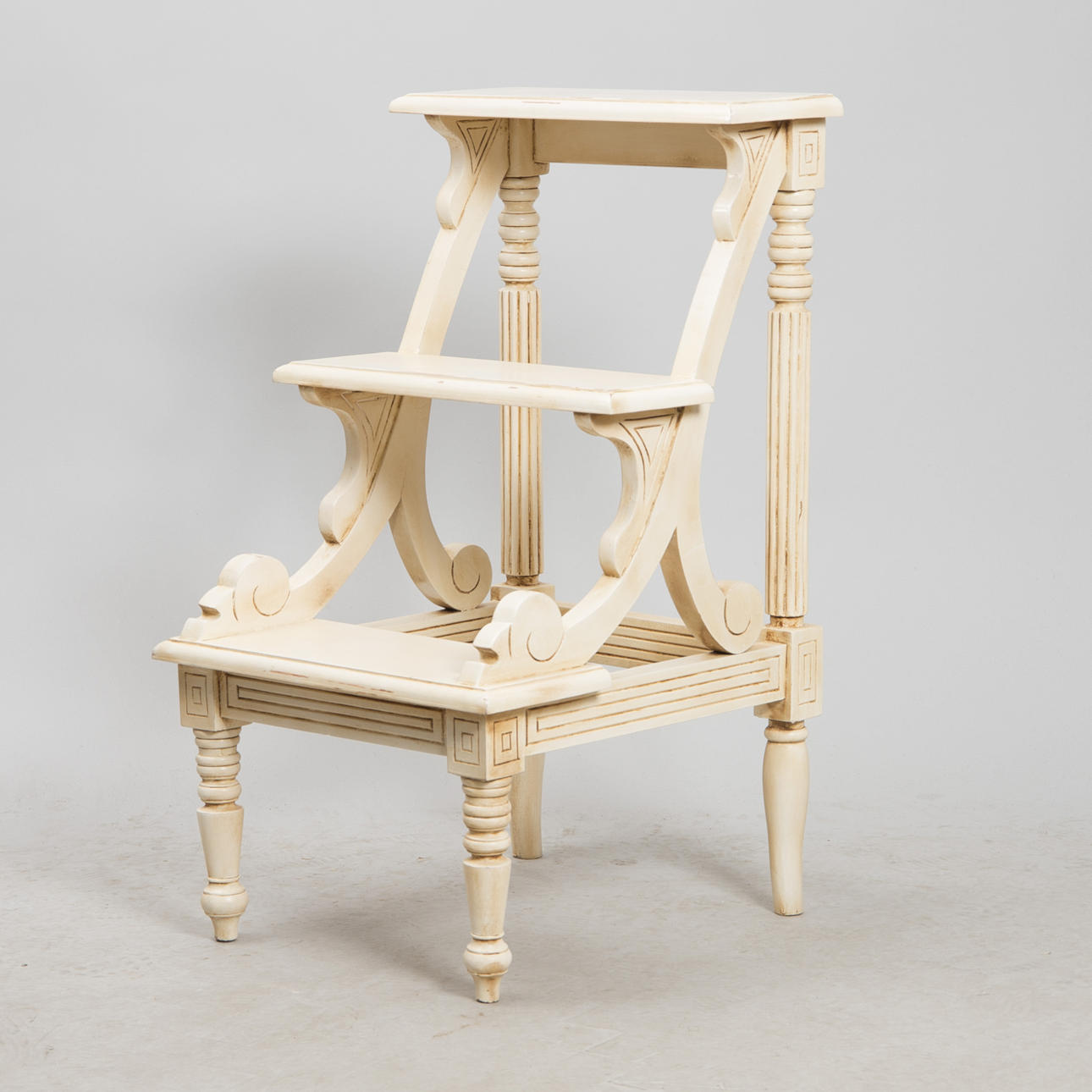 BIBLIOTEKSSTEGE, viktoriansk stil, vitmålad, samtida.