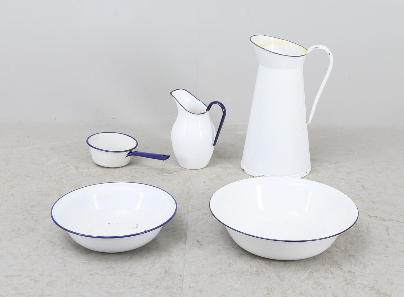 KONVOLUT, Bunkar, kannor och sil, emaljerad metall, 1900-tal, 5 delar.