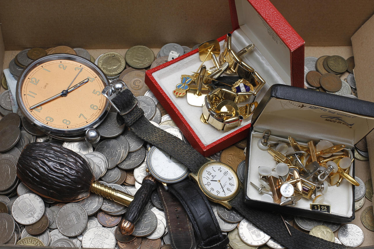 MYNT, KNAPPAR samt ARMBANDSUR.