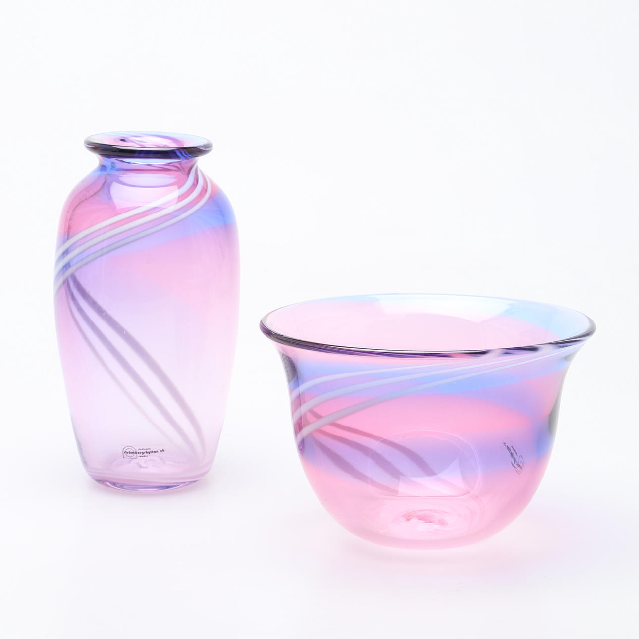 VAS samt SKÅL, vilolett glas, Strömbergshyttan, signerade.