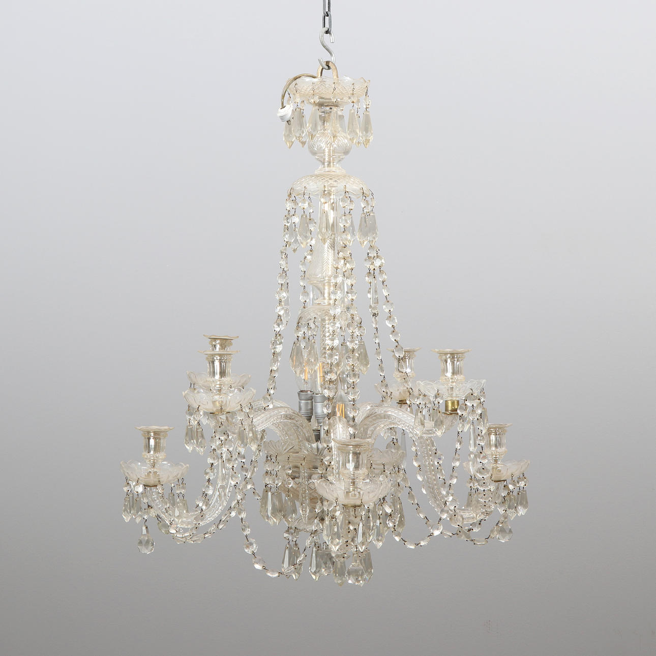 LJUSKRONA MED PRISMOR. Glas med metallstomme. Venetiansk stil, 1900 ...