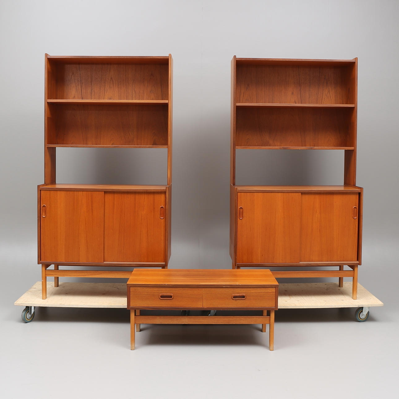 BOKHYLLOR, 2 st, samt BÄNK, 1900-talets tredje kvartal.