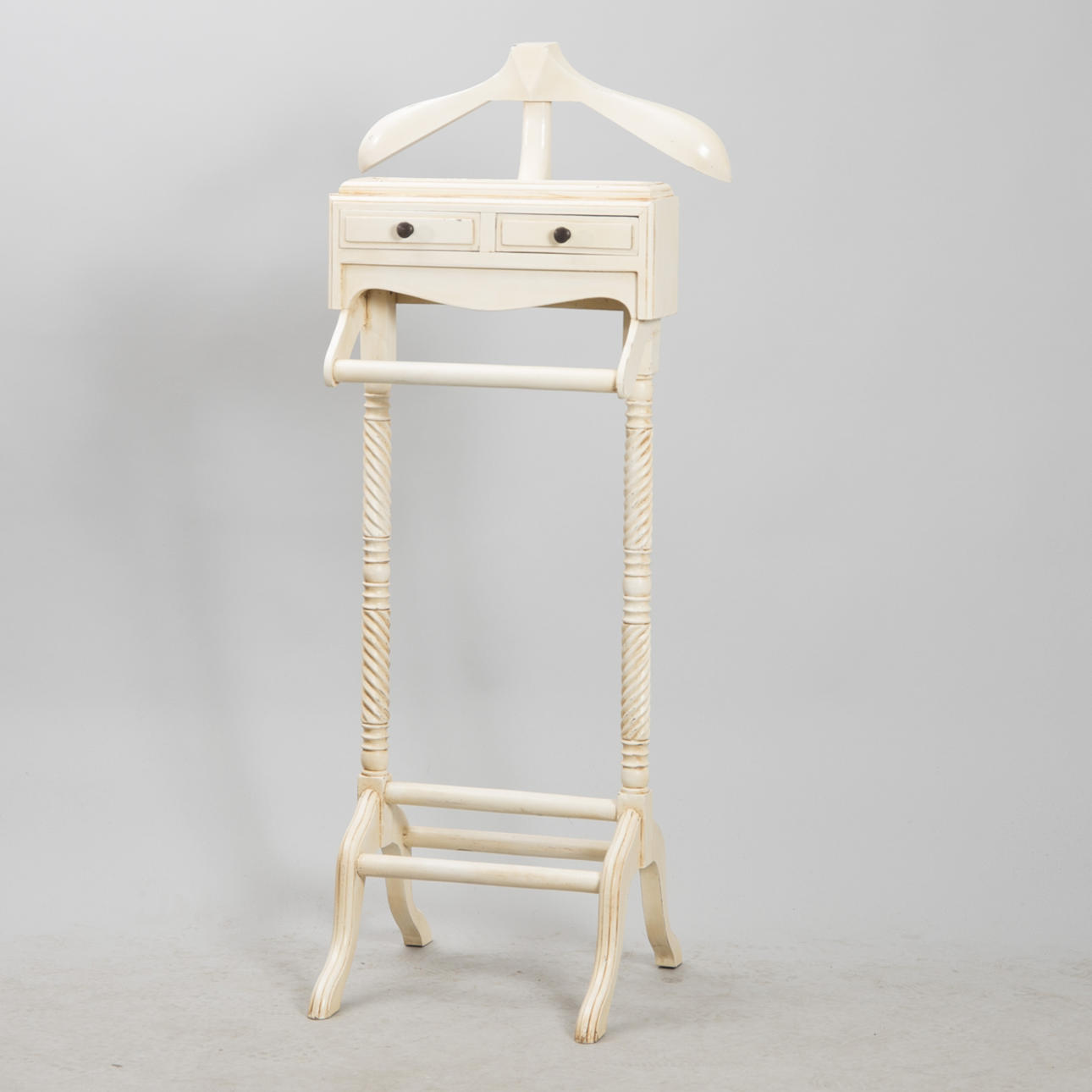 HERRBETJÄNT, vitmålad, samtida.