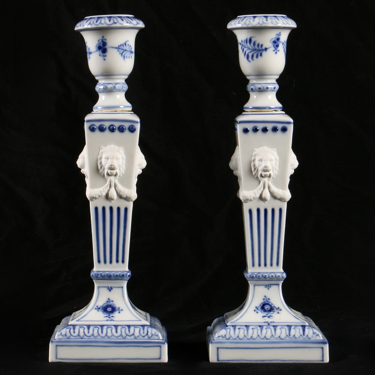 LJUSSTAKAR, ett par, porslin, "musselmalet", Royal Copenhagen, 1900-tal.