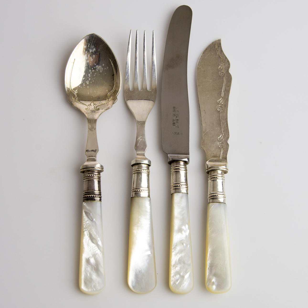 FRUKTBESTICK med pärlemoskaft, 30 delar.