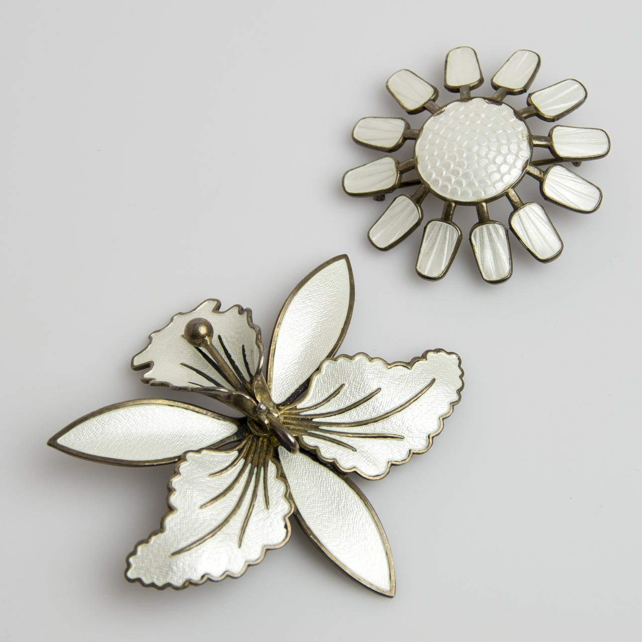 BROSCHER, 2 stycken, silver/emalj, Norge.