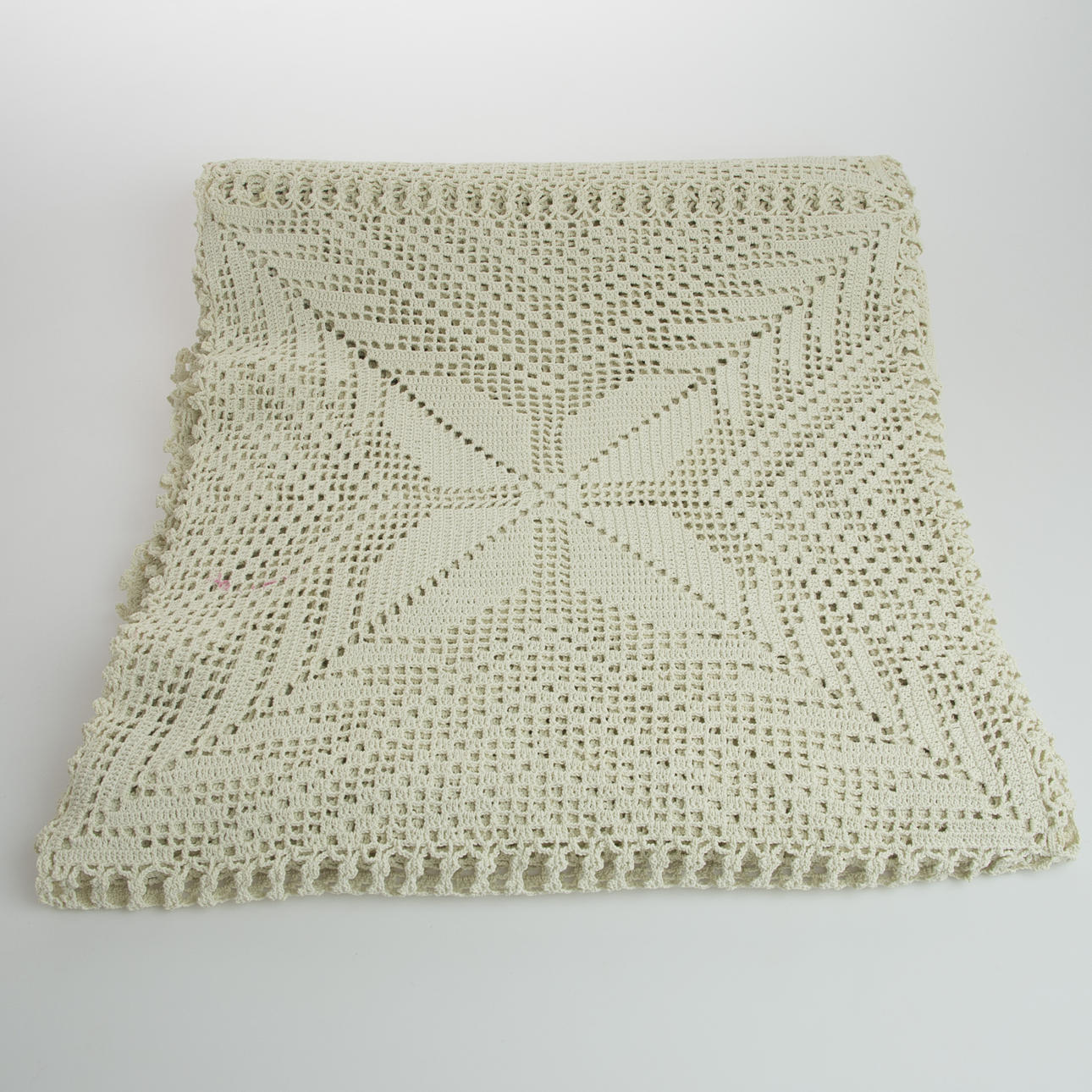 SÄNGÖVERKAST, virkat.