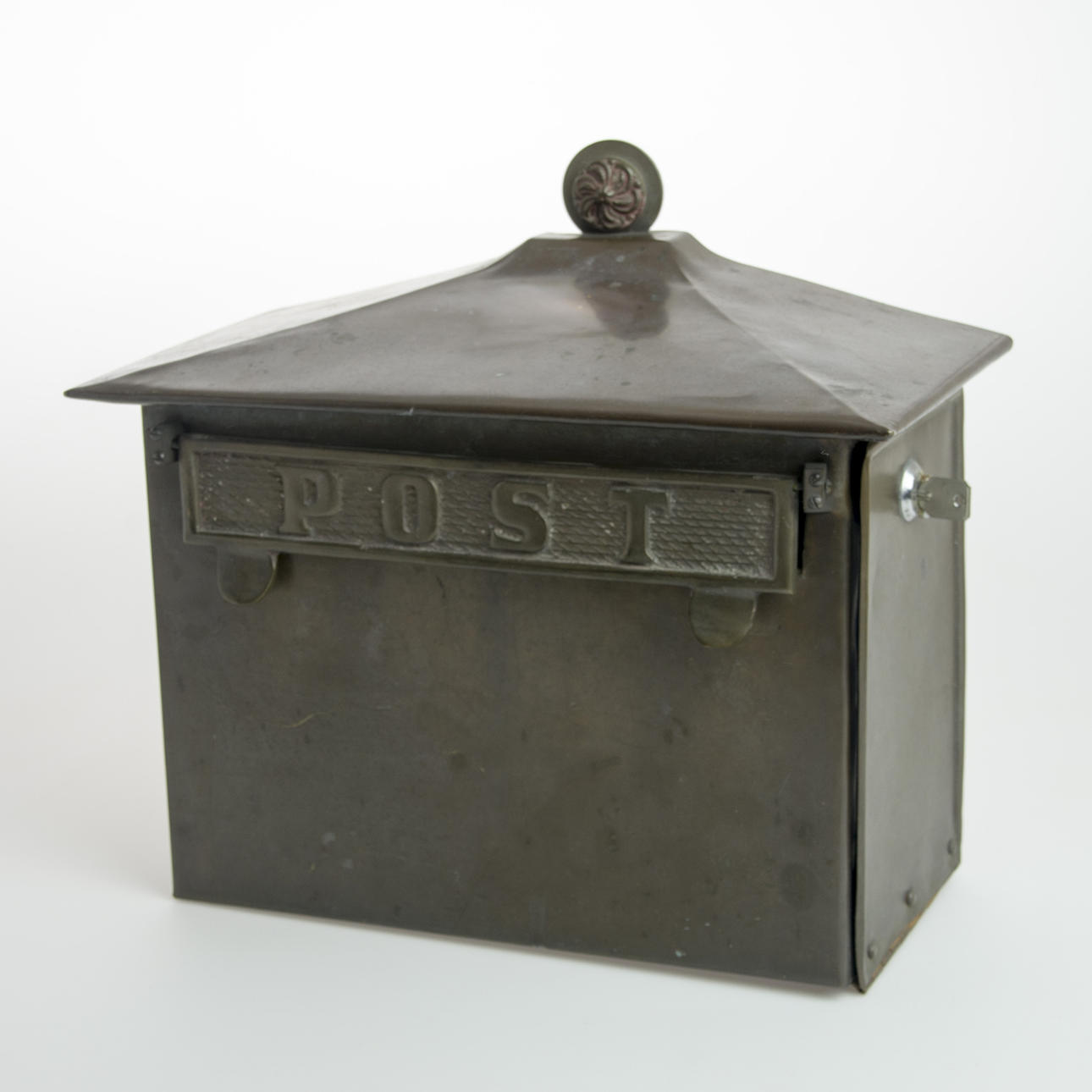 POSTLÅDA, patinerad metall.