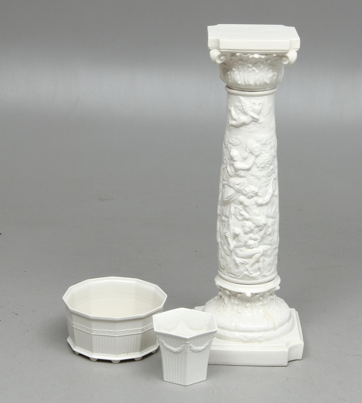 PIEDESTAL samt YTTERFODER 2 st, keramik, 1900-talets andra hälft.