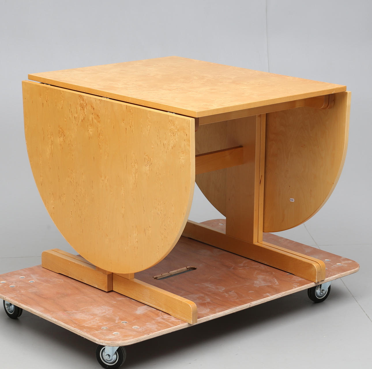 MATBORD / SLAGBORD, masurbjörk, Lammhult, 1900-talets andra del.