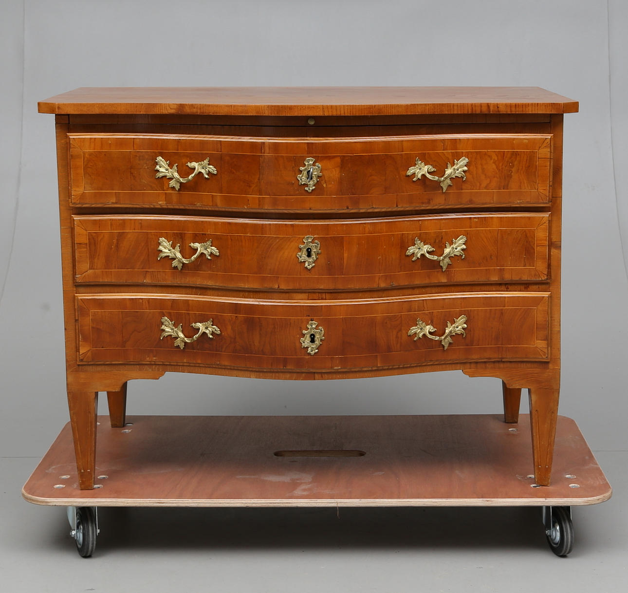 BYRÅ, delvis valnöt, gustaviansk stil, 1800-tal.