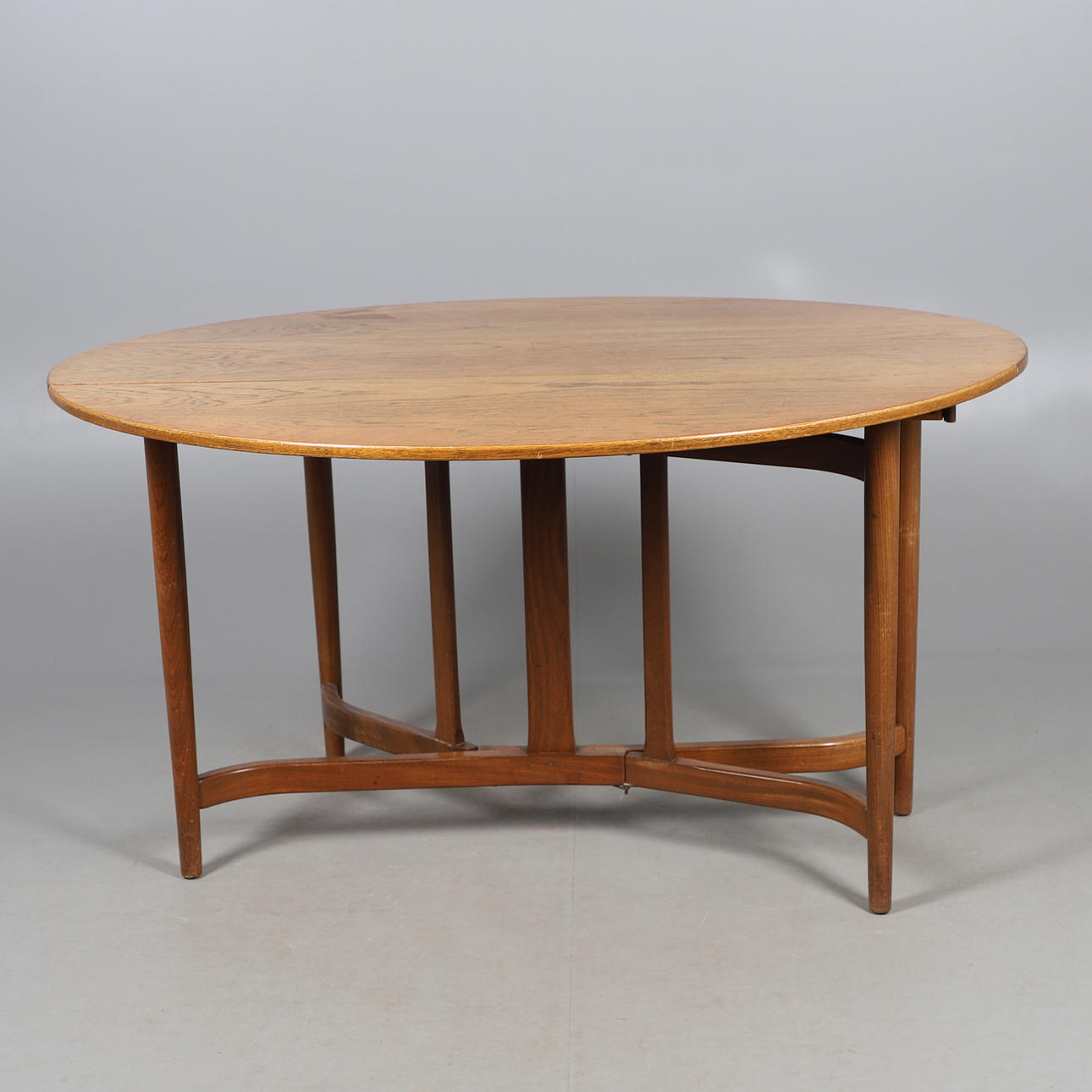 A 1960S OAK GATELEG DINING TABLE.