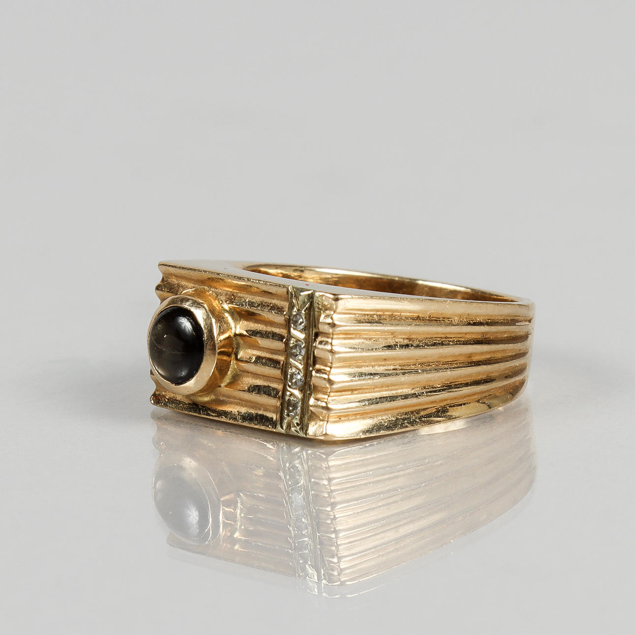 RING 18k guld med stenar.