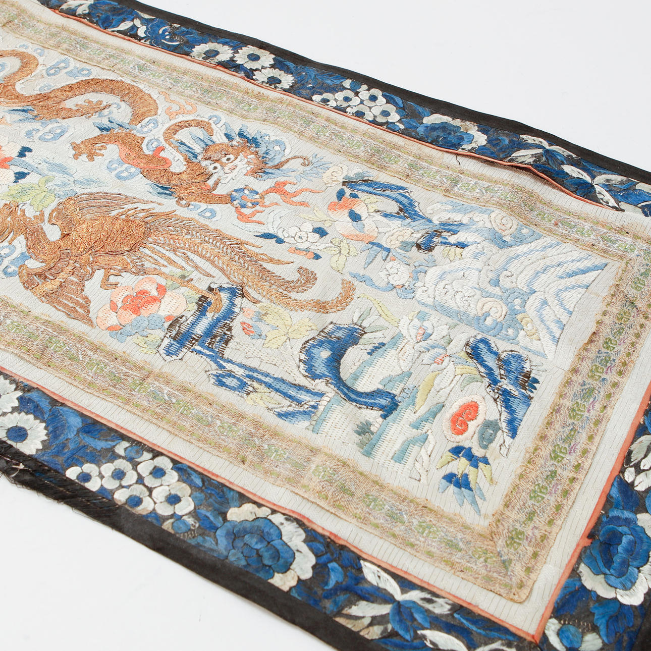 SILK EMBROIDERY, China, 17th/19th century. Asiatica - Textiles - Auctionet