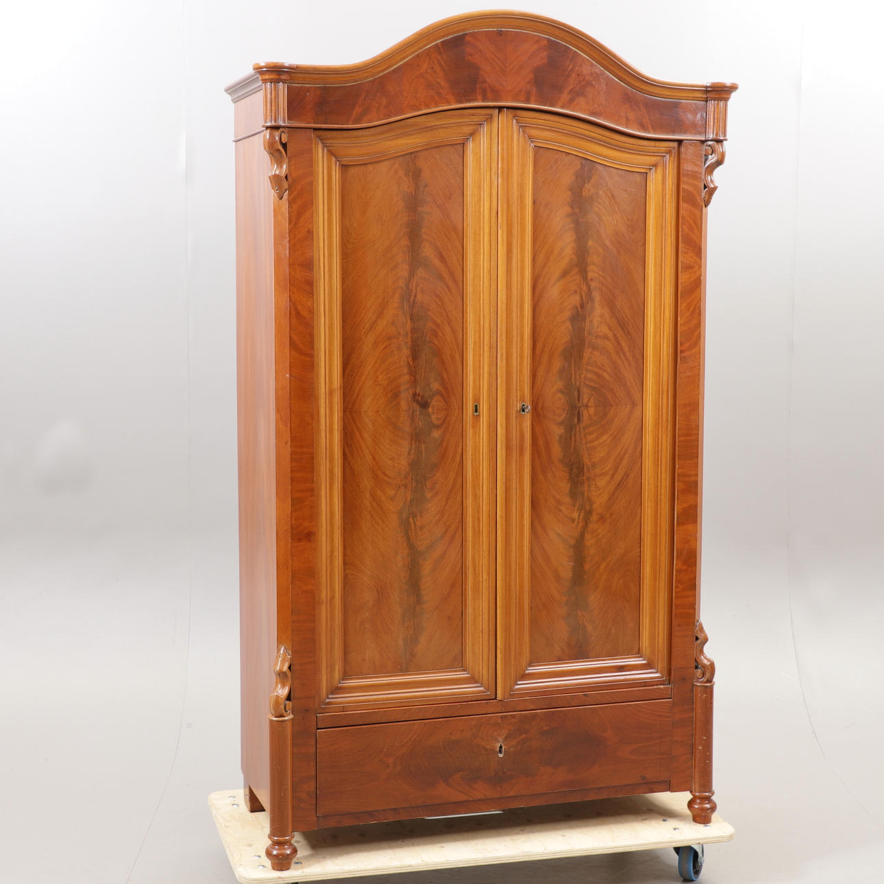 SKÅP, valnöt, 1800-talets slut.