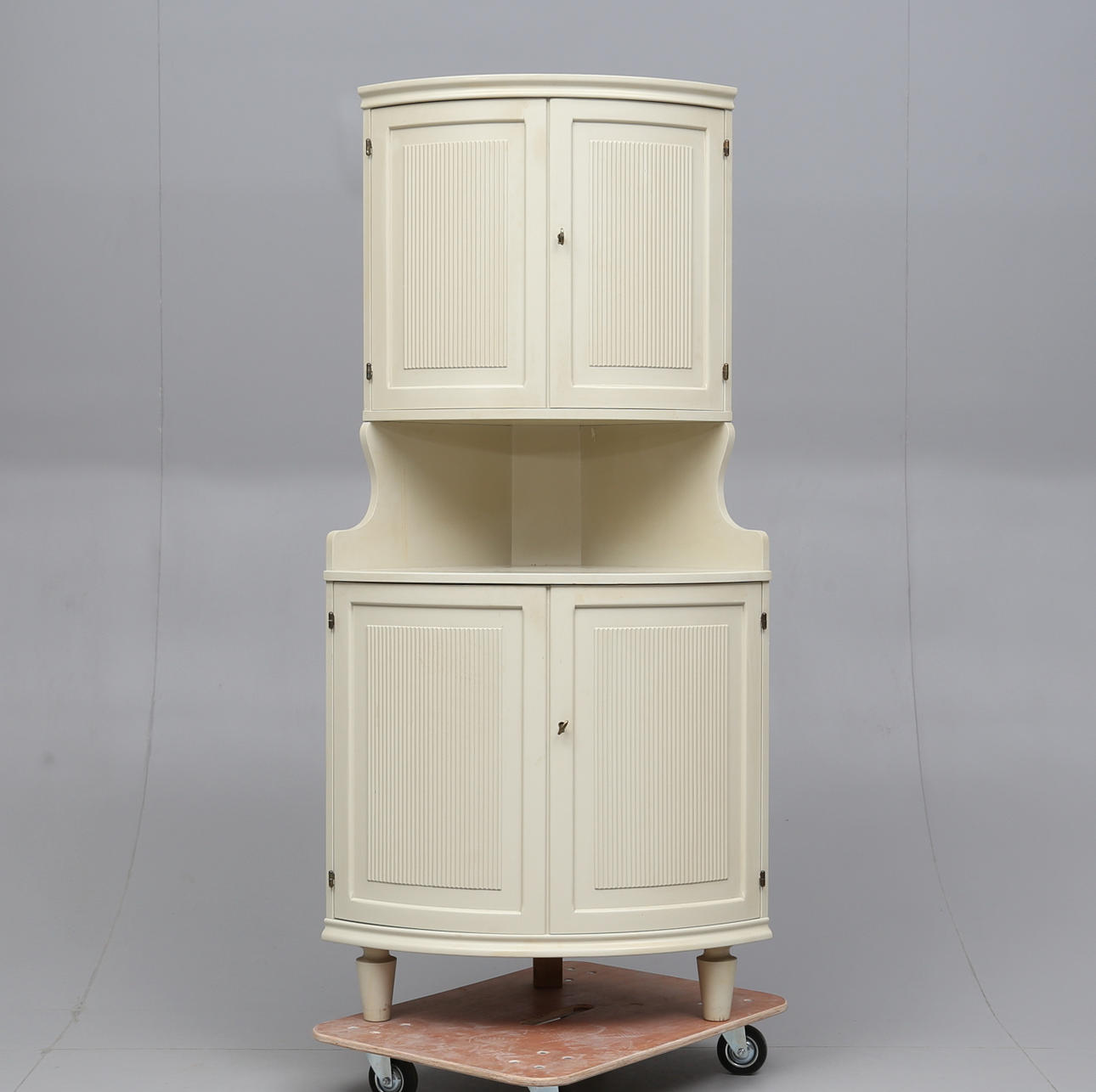 HÖRNSKÅP, gustaviansk stil, 1900-talet mitt.