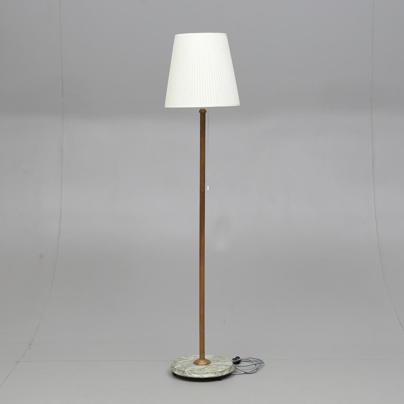 GOLVALAMPA, mässing samt marmorsockel, gustaviansk stil, 1900-talets andra del.