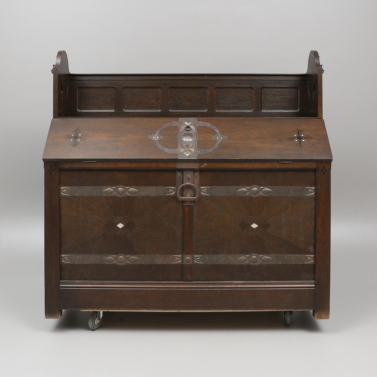 SERVERINGSSKÅP, Nordiska Kompaniet, nationalromantisk stil, 1900-talets första hälft.